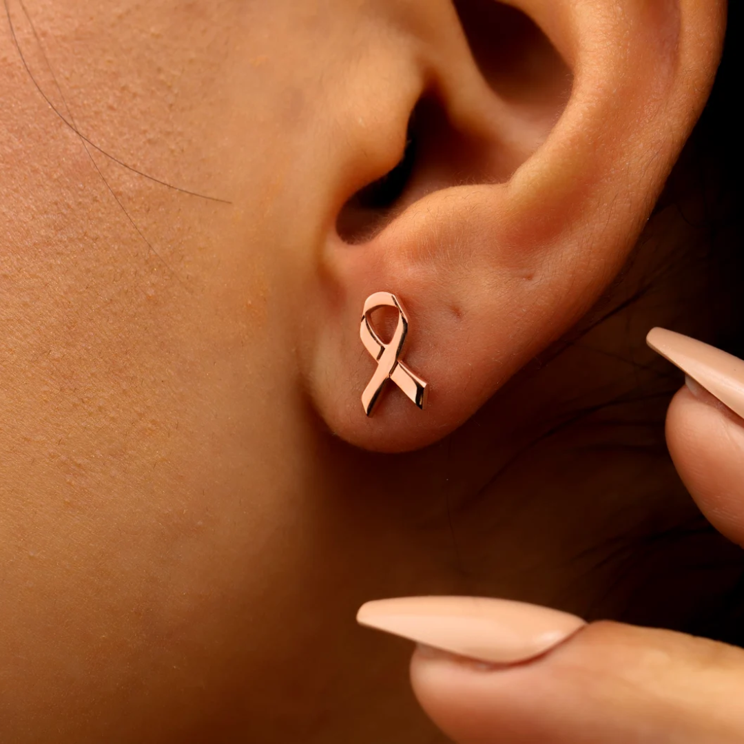 Sara Ribbon Stud Earrings | Stöd Bröstcancer