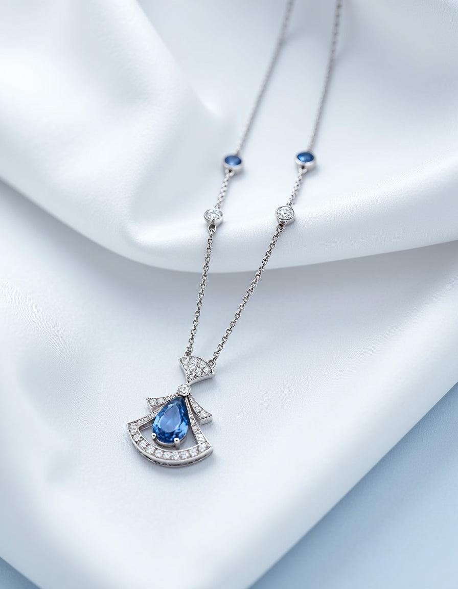 Romy Blue Sapphire Necklace | Støtt diabetes