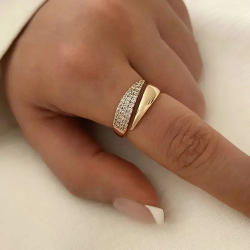 Elegant Gullring med Glitrende Steiner | Støtt Brystkreft