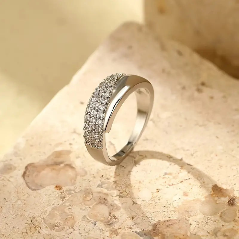 Elegant Gullring med Glitrende Steiner | Støtt Brystkreft