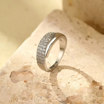 Elegant Gullring med Glitrende Steiner | Støtt Brystkreft